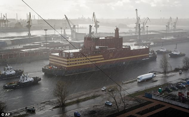 Bức ảnh chụp nhà máy điện hạt nhân nổi Akademik Lomonosov tại thành phố St.Petersburg, nơi nó được xây dựng.