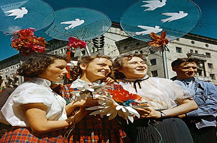 Những cô gái Liên Xô cầm hoa khi tham gia cuộc tuần hành ở thủ đô Moscow ngày 1/5/1959.