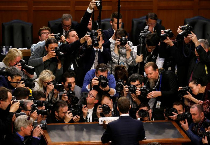 Ông chủ Facebook Mark Zuckerberg điều trần trước Quốc hội Mỹ hôm 11/4 về bê bối dữ liệu người dùng...