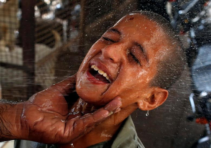Người dân ở Karachi, thành phố lớn nhất Pakistan, cũng đối mặt với tình trạng bị cắt điện, khiến nhiều người phải ra ngoài tìm cách tránh nóng.