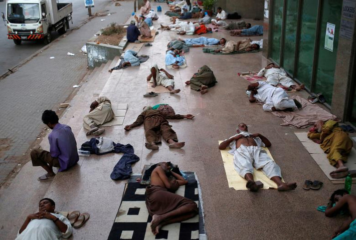 Theo báo Daily Mail, đợt nắng nóng kinh hoàng ở Pakistan những ngày qua đã khiến 65 người thiệt mạng và hàng chục người khác ngất xỉu ngoài đường phố khi nền nhiệt có nơi lên đến 42 độ C. Ảnh: Reuters.