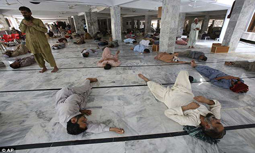 Một nhà thờ Hồi giáo ở Karachi cũng biến thành nơi tránh nóng cho người dân. Ảnh: AP.