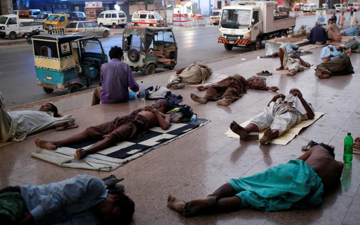 Người dân ngủ trên vỉa hè ở thành phố Karachi sau khi bị cắt điện.