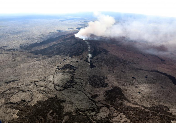 Khe nứt của núi lửa Kilauea hình thành ở sườn phía tây miệng núi lửa Pu’u O’o.