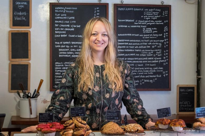 Còn Claire Ptak, chủ cửa hàng Violet ở Hackney, sẽ phụ trách món bánh.