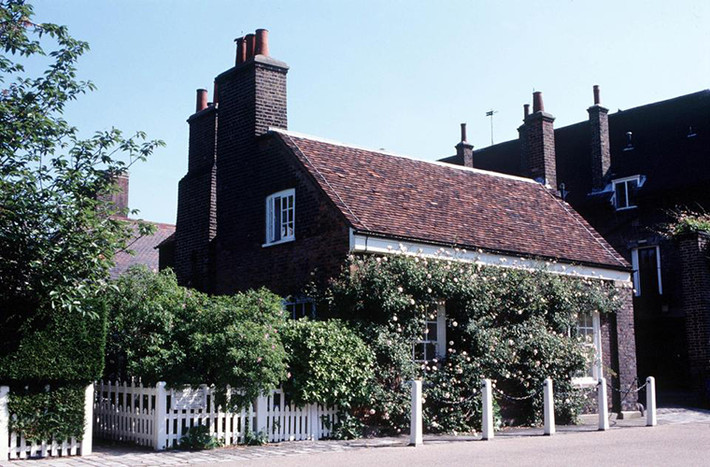 Bên trong Nottingham Cottage có hai phòng ngủ, một phòng khách nhỏ, nhà bếp và phòng tắm. Ảnh: The Sun.
