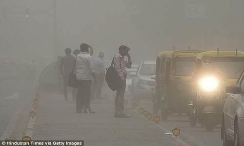 Theo Daily Mail ngày 3/5, trận bão cát với sức gió giật mạnh 130 km/h đã càn quét qua nhiều khu vực ở Ấn Độ, đặc biệt là tại các bang Uttar Pradesh và Rajasthan. Ảnh: DM.