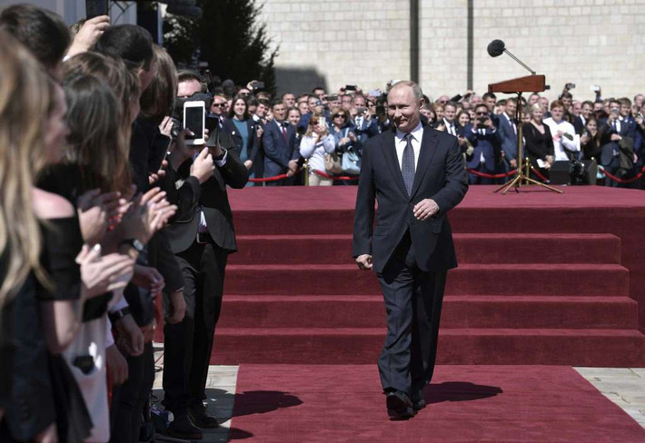 Tổng thống Nga Putin cười tươi sau lễ tuyên thệ nhậm chức tại Điện Kremlin. Ảnh: AP.