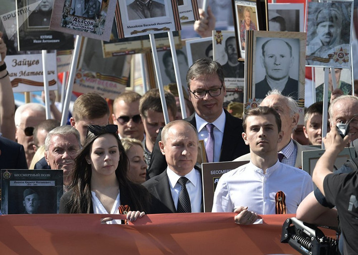 Tổng thống Nga Vladimir Putin tham gia vào cuộc diễu hành "Trung đoàn bất tử" ở thủ đô Moscow, Nga, ngày 9/5. Ảnh: Sputnik.