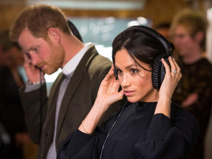 Hoàng tử Harry và Meghan Markle thăm đài phát thanh Reprezent FM ở Brixton, London, ngày 9/1/2018.