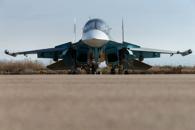 Chiến đấu cơ Su-34 Fullback của Nga đang được bảo dưỡng tại căn cứ không quân Hmeymim gần Latakia, Syria.