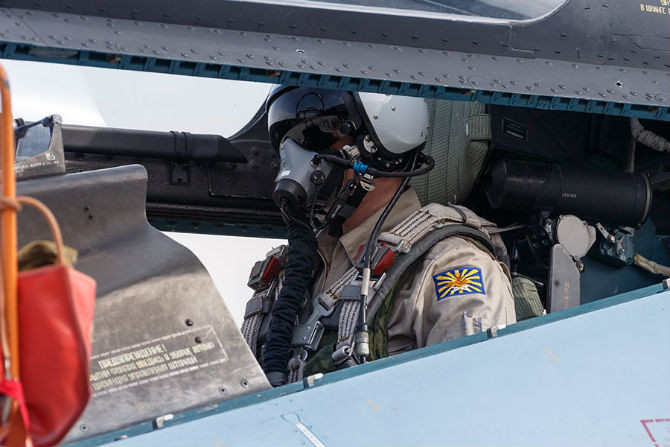 Phi công ngồi trong buồng lái chiếc Su-30SM Flanker-H, sẵn sàng cất cánh thực hiện nhiệm vụ không kích mục tiêu IS tại Syria.