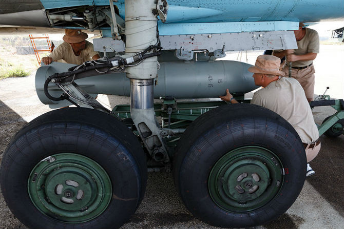 Bom có khả năng xuyên bê tông BAB-500 được gắn vào chiến đấu cơ Su-34 Fullback.