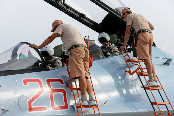 Các nhân viên kỹ thuật Nga hoàn tất quá trình kiểm tra, bảo dưỡng một chiếc Su-30SM Flanker-H.