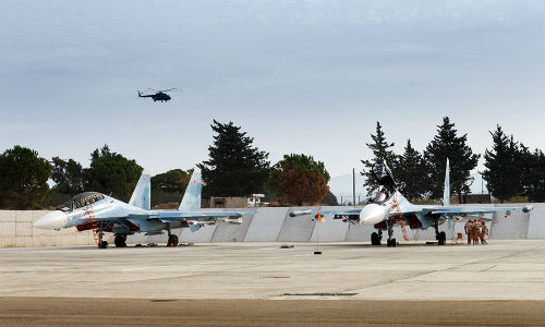 Các chiến đấu cơ đa năng thế hệ 4+ Su-30SM Flanker-H của Nga tại căn cứ không quân Hmeymim gần Latakia. Phía sau là một chiếc trực thăng đa năng Mi-8AMTSh Hip-H của Nga.