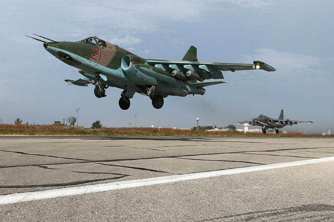 Su-25SM Frogfoot-A được trang bị bom OFAB-250-270, bom xuyên bê tông BetAB-500 và pháo GSh-30-2 cất cánh từ căn cứ không quân Hmeymim.