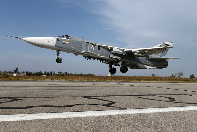 Su-24M Fencer-D của Nga cất cánh từ căn cứ Hmeymim tại Syria.
