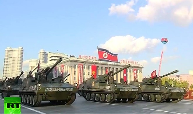 Các vũ khí của Triều Tiên tham gia duyệt binh, trong đó có xe tăng, lần lượt tiến qua lễ đài.