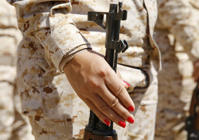 Nữ chiến binh Peshmerga cầm súng trong buổi huấn luyện kỹ năng chiến đấu tại khu trại quân sự ở Sulaimaniya, phía bắc Iraq ngày 18/9/2014, trước khi được điều động tham gia cuộc chiến chống tổ chức khủng bố IS.