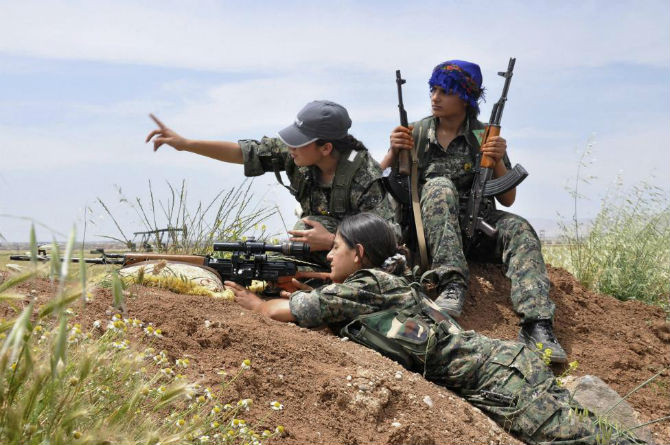 Các chiến binh nữ của YPJ tham gia một buổi luấn huyện quân sự gần thành phố Qamishli ngày 11/5/2014.