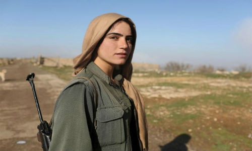 Một nữ chiến binh thuộc Đảng Công nhân người Kurd (PKK) đứng gần một chốt an ninh ở Sinjar ngày 13/3/2015.