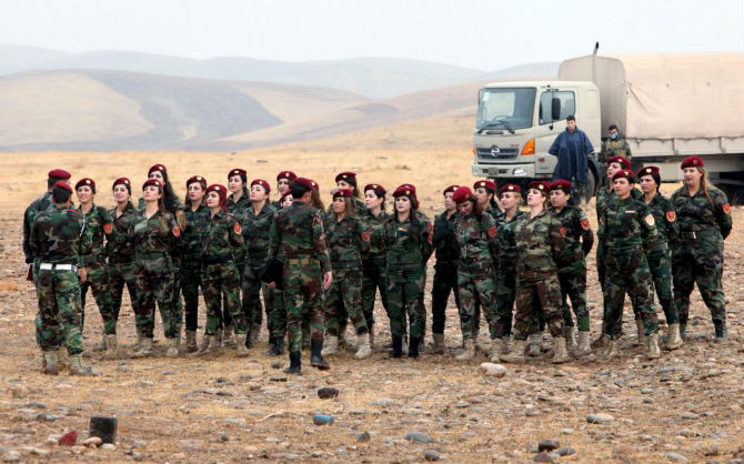 Nữ chiến binh Peshmerga tham gia một buổi huấn luyện tại khu trại ở Banslawa, Arbil, phía bắc Baghdad, ngày 27/10/2015.