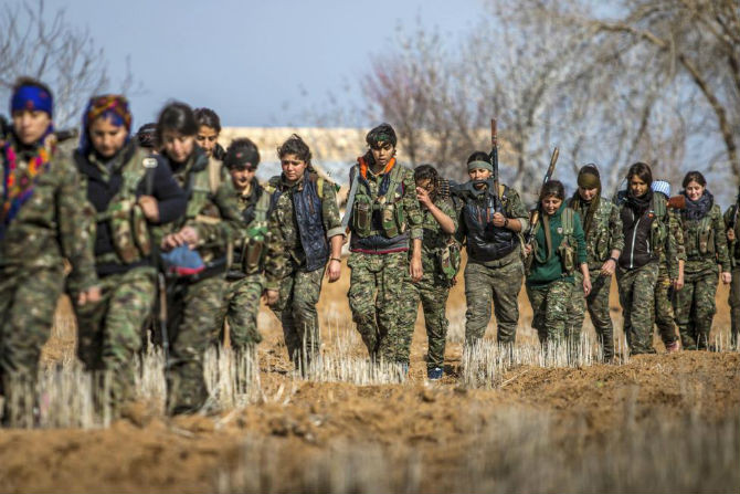 Đội nữ binh YPG mang theo vũ khí đi bộ ở vùng Ras al-Ain ngày 25/1/2015.