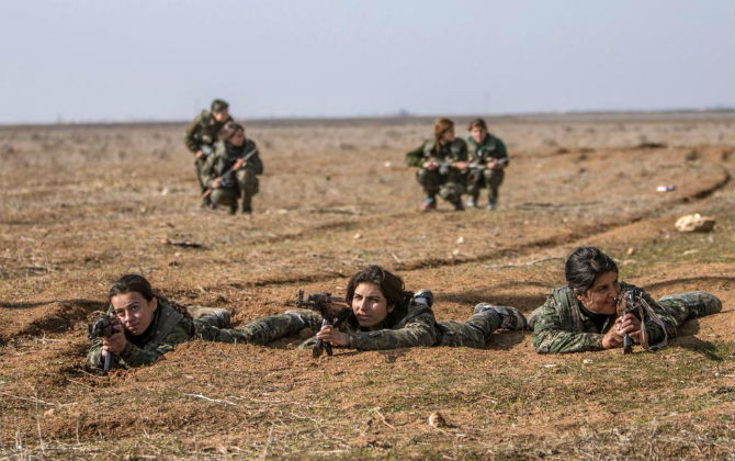 Các nữ binh YPG tham gia một buổi tập huấn quân sự ở Ras al-Ain ngày 25/1/2015.