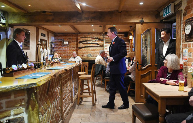 Thủ tướng Anh Cameron đưa Chủ tịch Tập Cận Bình tới quán bia The Plough at Cadsden tại Buckinghamshire, Anh, tối 22/10.