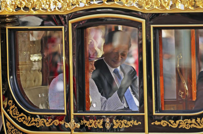 Ông Tập ngồi trong xe cùng Nữ hoàng Elizabeth tới Cung điện Buckingham ở London ngày 20/10.