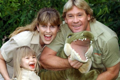 “Thợ săn cá sấu” Steve Irwin là một trong những nạn nhân của vụ sinh vật tấn công người kinh hoàng trên thế giới. Cuộc chạm trán giữa ông và những con cá sấu hay các loại sinh vật nguy hiểm khác như rắn độc,... luôn khiến người xem kinh hãi. Tuy nhiên, năm 2006, Steve Irwin đã tử vong do bị cá đuối tấn công khi đang đóng một bộ phim tài liệu.
