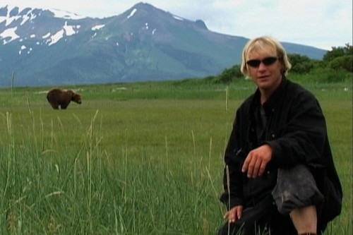 Timothy Treadwell là một chuyên gia nghiên cứu về loài gấu và là nhà sản xuất phim tài liệu. Năm 2003, Treadwell và bạn gái Amie Huguenard bị một con gấu "cắn xé" đến chết.