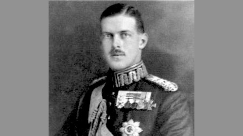Alexander là một vị vua của Hy Lạp, lên ngôi năm 1917. Năm 1920, Alexander đã bị một con khỉ cắn khi cố ngăn “cuộc chiến” giữa chú chó cưng của ông với một con khỉ. Mặc dù được điều trị ngay lập tức nhưng vết thương của ông đã bị nhiễm trùng. Ông qua đời vài tuần sau đó ở độ tuổi 27.