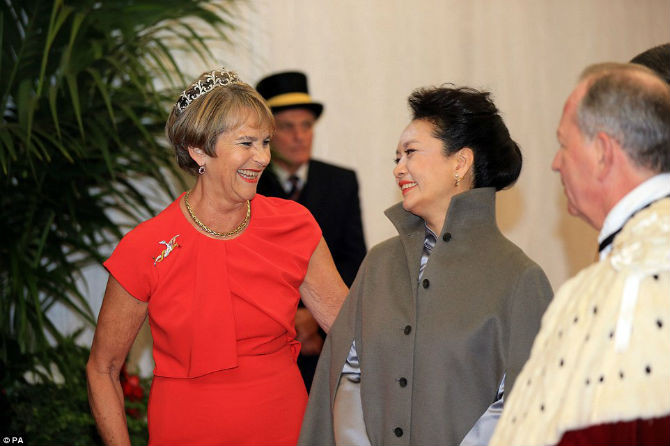 Vợ của giám đốc Trung tâm Tài chính London Alderman Alan Yarrow, bà Gilly Yarrow, vui mừng chào đón Đệ nhất phu nhân Trung Quốc.