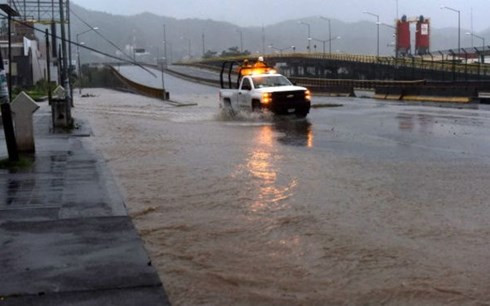 Đường phố biến thành sông do siêu bão gây ngập lụt trên diện rộng tại Mexico.