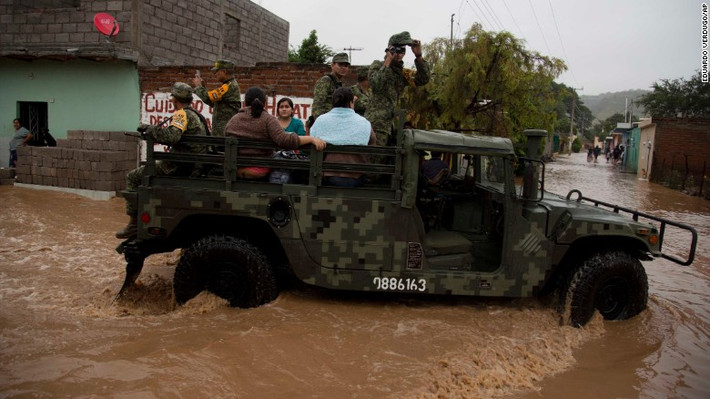 Các binh sĩ Mexico sơ tán người dân tới một nơi ở tại Zoatlan.