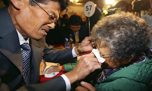 Ông Jong Kun Mok (trái) lau nước mắt cho mẹ, bà Lee Bok-soon.