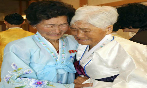Bà Noh Yeong-nyeo (phải, 93 tuổi) xúc động khi đoàn tụ với người em gái đang sống ở Triều Tiên, Ro Yong Hwa, 88 tuổi.