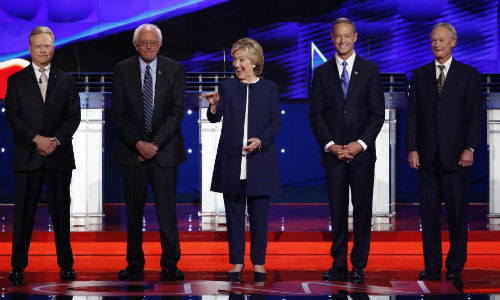 Từ trái sang: Cựu Thượng nghị sĩ Jim Webb, Thượng nghị sĩ Bernie Sanders, cựu Ngoại trưởng Mỹ Hillary Clinton, cựu Thống đốc Maryland Martin O’Malley và cựu Thống đốc đảo Rhode Lincoln Chafee.