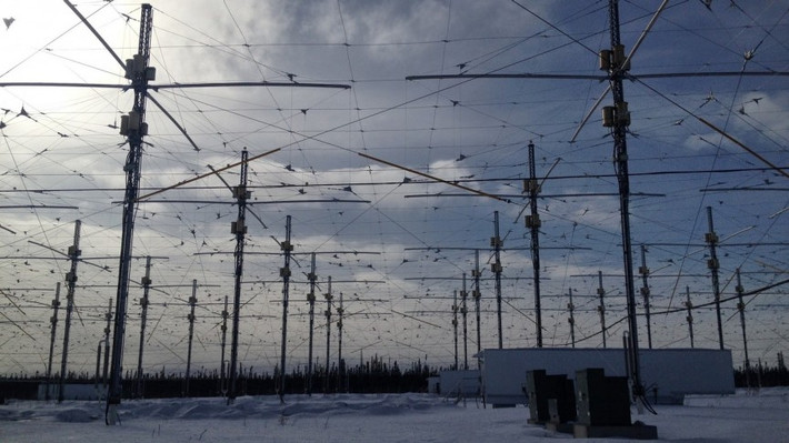 Căn cứ HAARP là nơi đặt các trạm phát sóng điện từ của chương trình nghiên cứu hoạt động cực quang cao tần. Tuy nhiên, chương trình này bị đồn đoán về việc chế tạo một loại vũ khí bí mật. Các nhà chức trách Mỹ đã lên tiếng bác bỏ cáo buộc này. Tuy nhiên, quân đội Mỹ đã đóng cửa cơ sở này ở Alaska vào năm 2014.