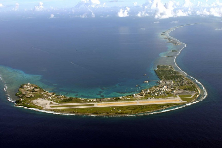 Căn cứ đảo san hô Kwajalein của Mỹ từng đóng một vai trò quan trọng trong các vụ thử tên lửa đạn đạo. Nơi này không có dân cư sinh sống. Những người làm việc tại đây sẽ phải vượt qua quãng đường 40 km mỗi ngày. Được biết, sau khi chiến dịch quân sự kết thúc, các trang thiết bị quân sự như máy bay chiến đấu, xe Jeep,... sẽ bị đổ xuống đầm phá của Kwajalein bởi việc vận chuyển các phương tiện này về Mỹ sẽ rất tốn kém.