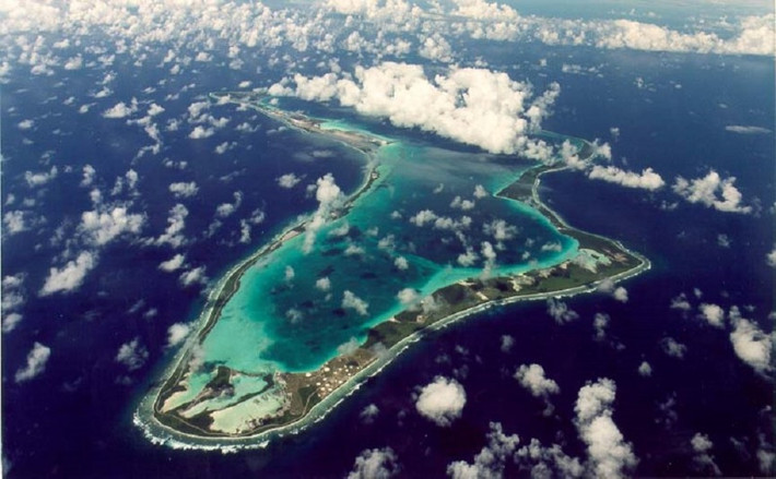 Căn cứ quân sự Diego Garcia của Mỹ nằm trên một đảo san hô nhỏ hẻo lánh ở Ấn Độ Dương. Mỹ từng đặt căn cứ này với mục đích ứng phó và xử lý nhanh, kịp thời với bất cứ biến động nào từ Iran. Nơi này cũng từng được sử dụng để giam giữ các phần tử bị nghi là khủng bố. Cho đến nay, chưa có phóng viên nào được phép đặt chân lên hòn đảo này.