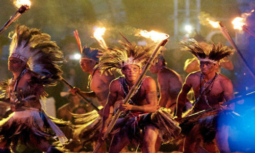 Người dân bản xứ đến từ Mông Cổ hay Philippines cũng đã tới Palmas để tham gia Thế vận hội này. Ảnh: Một nhóm người Gaviao đốt đuốc thắp sáng sân vận động.