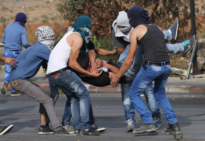 Một người biểu tình Palestine bị thương trong cuộc xung đột.