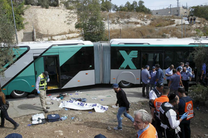 Nhân viên cứu hộ Israel có mặt tại hiện trường vụ tấn công xe buýt Jerusalem ngày 13/10.