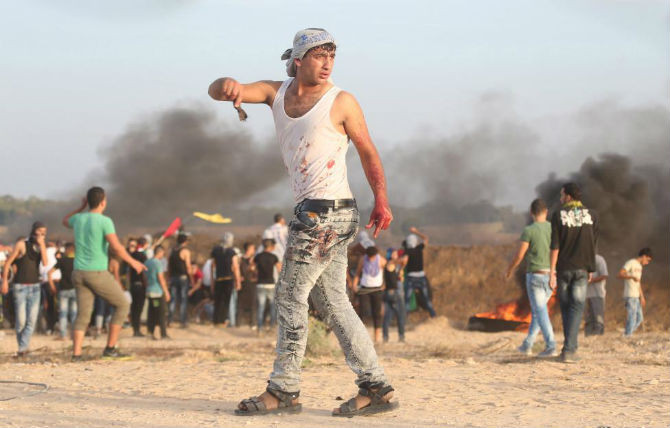 Quần áo của một thanh niên Palestine dính máu trong cuộc đụng độ với binh sĩ Israel gần biên giới giữa Israel và Dải Gaza hôm 13/10.