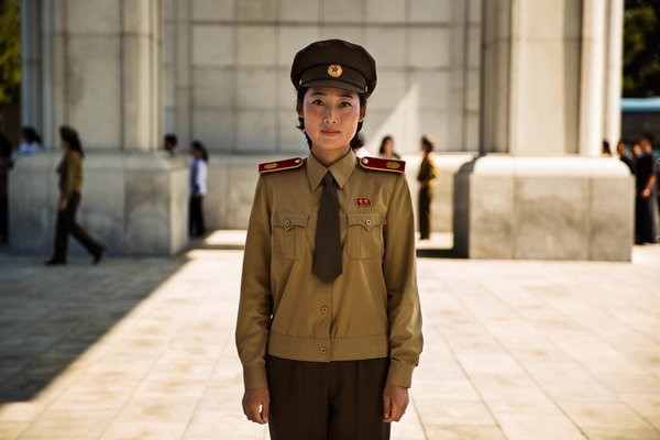 Một người phụ nữ Triều Tiên xinh đẹp trong bộ quân phục. (ảnh: Mihaela Noroc/Huffington Post).