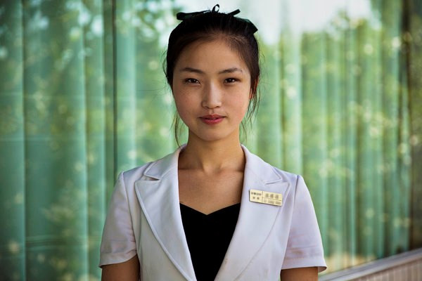 Một cô gái phục vụ bàn ở Bình Nhưỡng. (ảnh: Mihaela Noroc/Huffington Post).