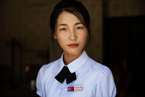 Cô gái này đang làm việc tại một khách sạn ở thành phố Sinuiju. (ảnh: Mihaela Noroc/Huffington Post).