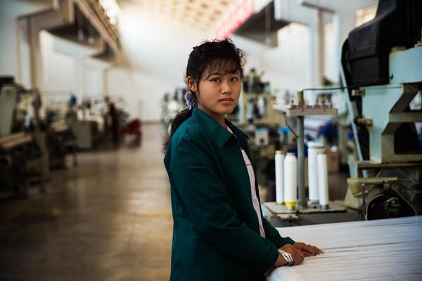 Một người phụ nữ Triều Tiên làm việc ở nhà máy dệt may Bình Nhưỡng. (ảnh: Mihaela Noroc/Huffington Post).